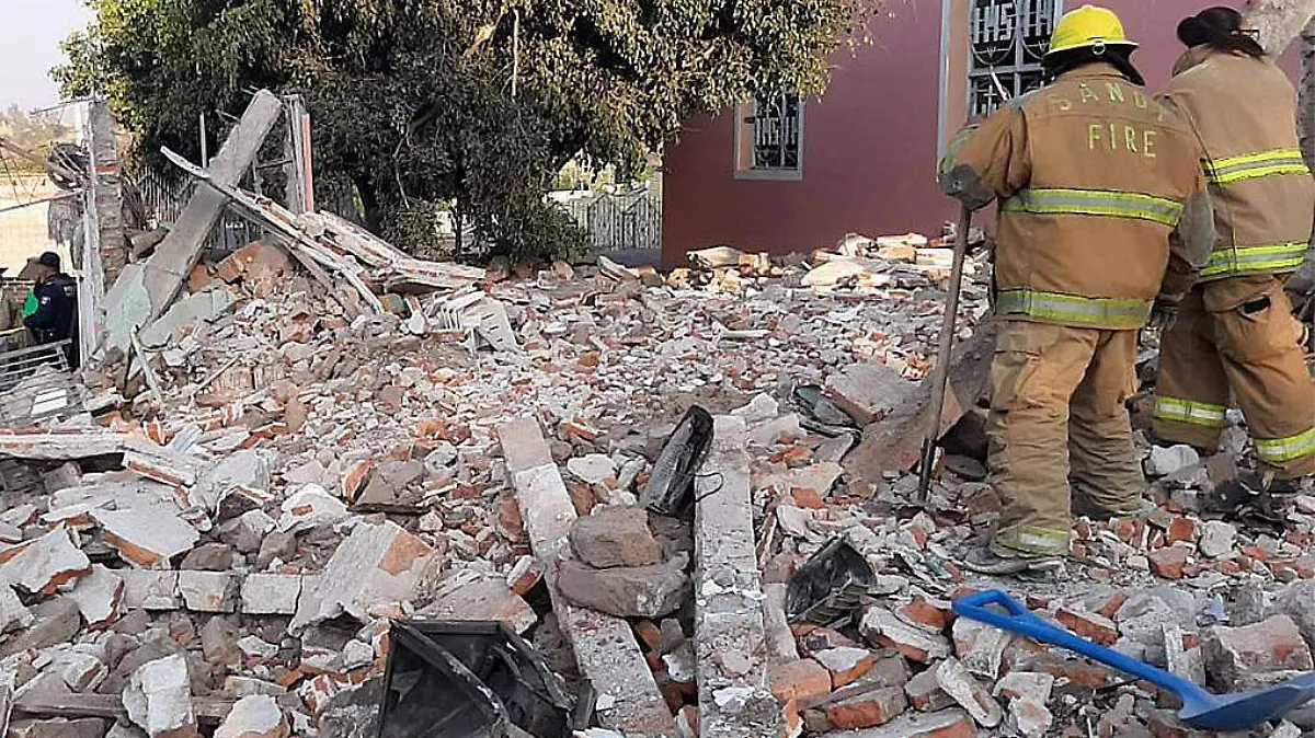 Bomberos removiendo escombros